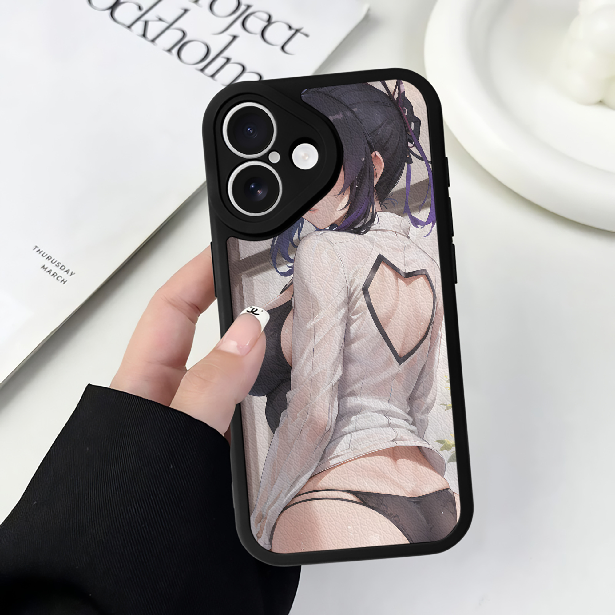 （画像用） 鬼滅の刃（きめつのやいば）蟲柱-胡蝶 しのぶ／こちょう しのぶ Kochou Shinobu 【iPhone 16シリーズ対応】シリコンスマホケース（レザー調） 材質：シリコン